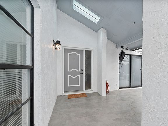 4th image of 2718 Willowgate Ave