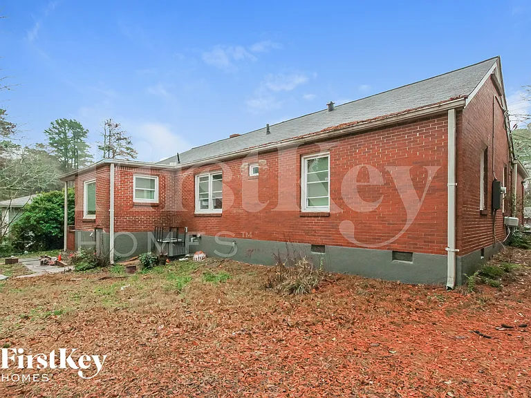 1648 Columbia Dr — Photo 15