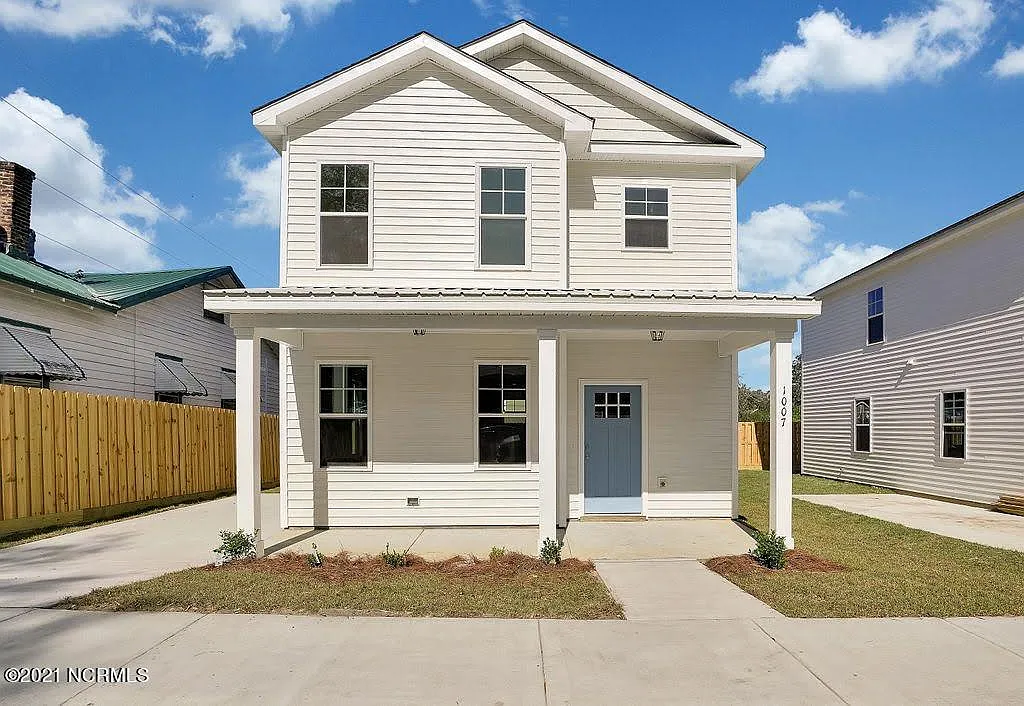 3 bed, 2.5 bath, 1500 sqft, $2,200 — Photo 1