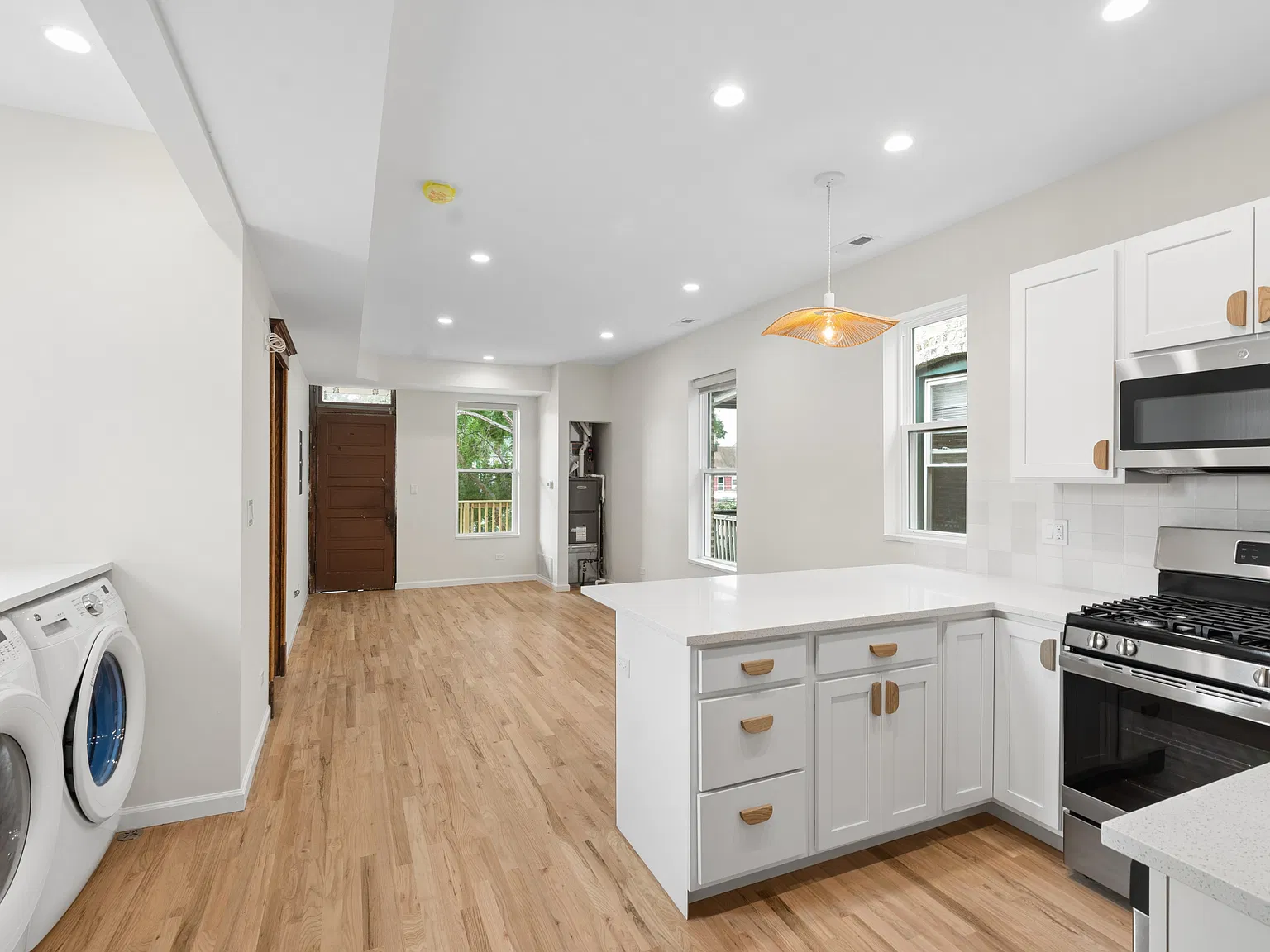 2 bed, 800 sqft, $2,200 — Photo 2