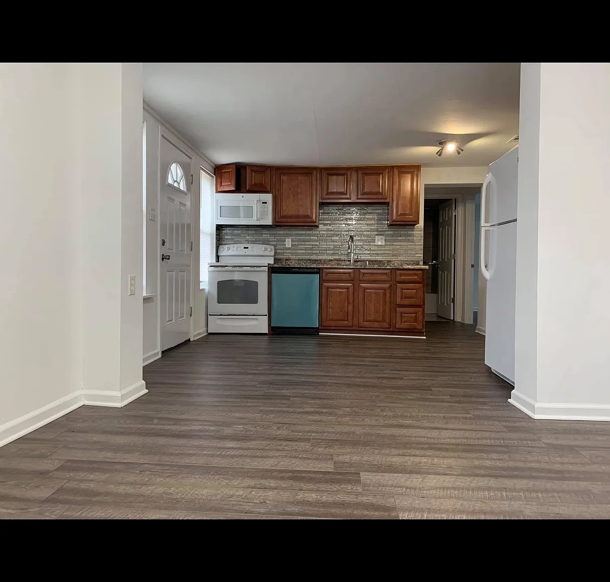 3 bed, 830 sqft, $1,600 — Photo 3