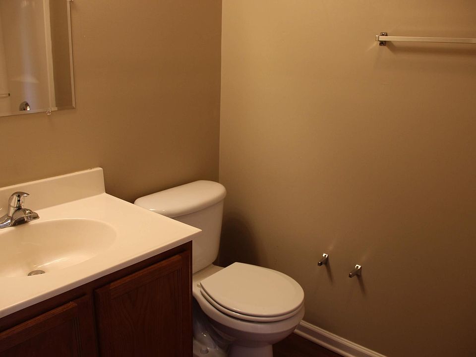 1st image of 135 Lee Dr APT 6