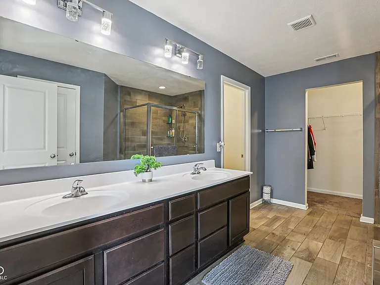 6673 Laurelwood Dr — Photo 40