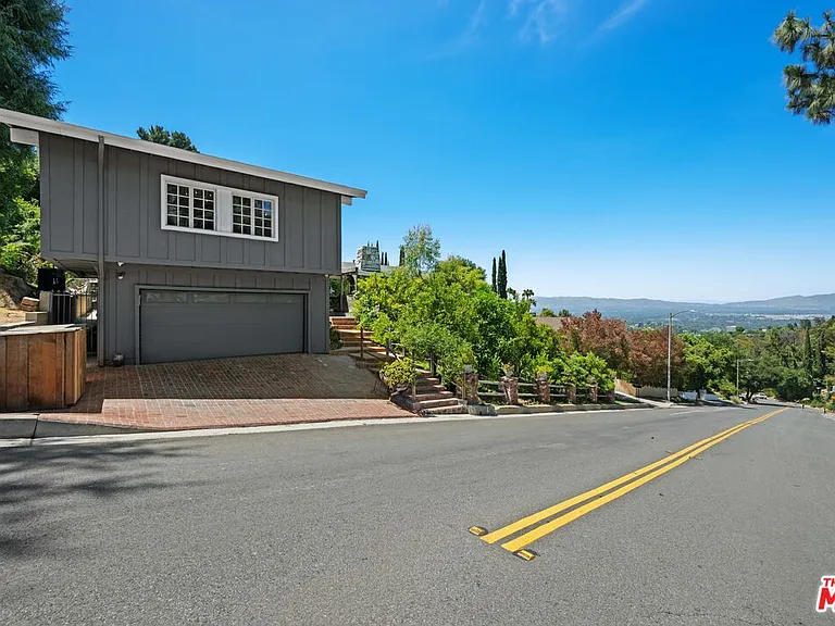 16582 Calneva Dr — Photo 47