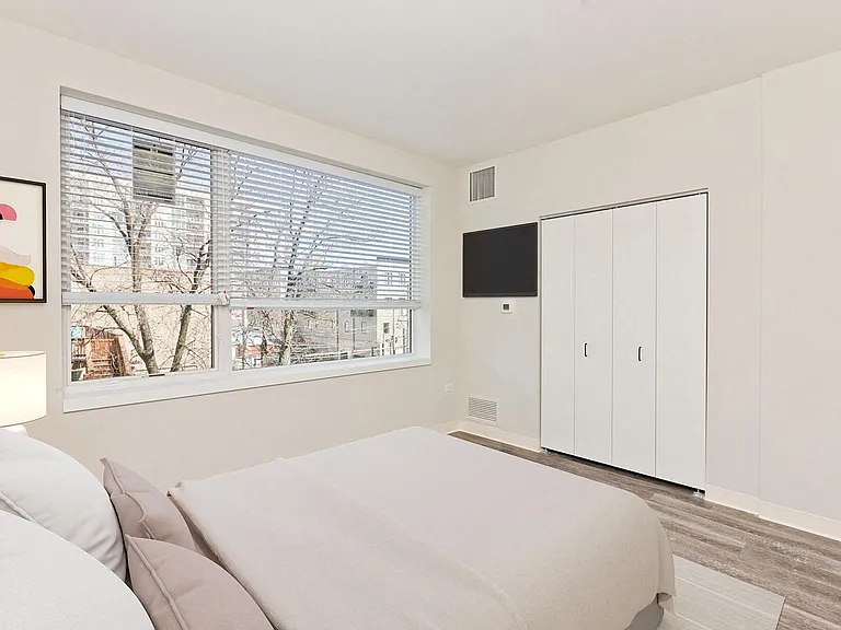 Edge on Broadway — Photo 15