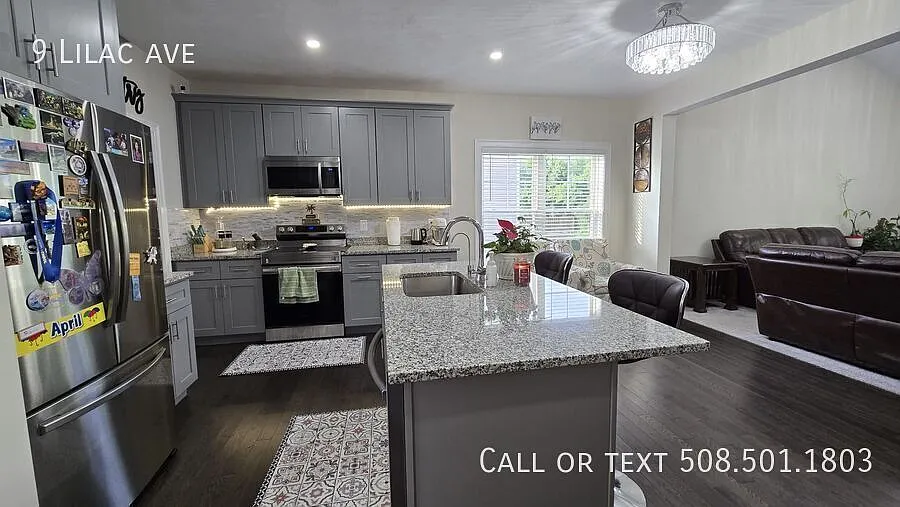 Modern Colonial in Bellingham Pet Friendly — Photo 3