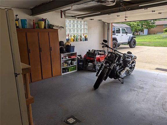 4th image of 705 Skyline Dr