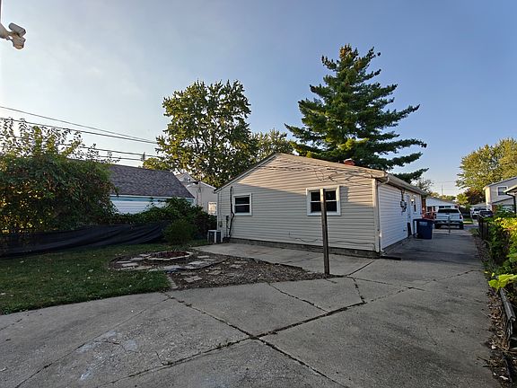 3rd image of 33733 Fernwood St