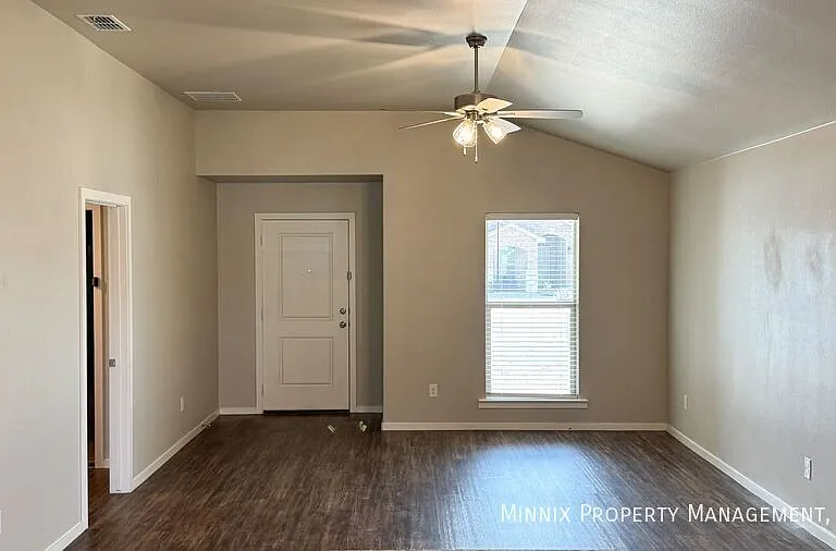 2033 Kenwood Ave — Photo 4