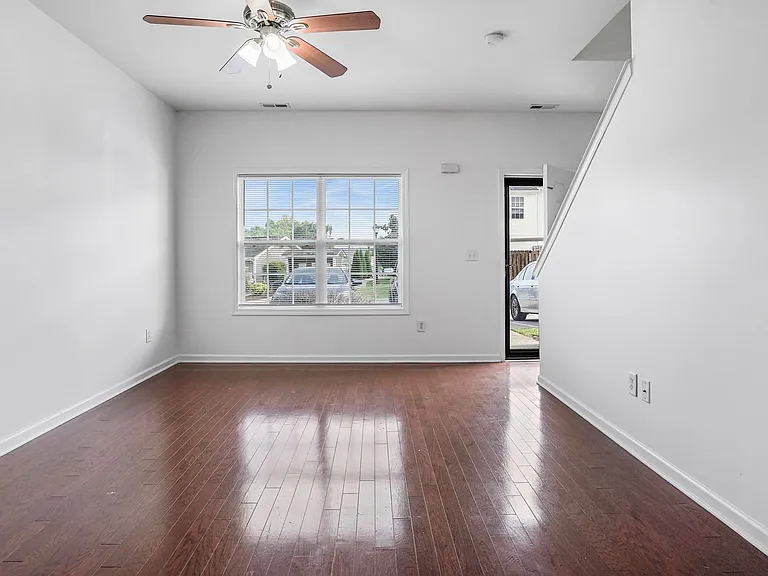4006 Clinton Ln — Photo 3