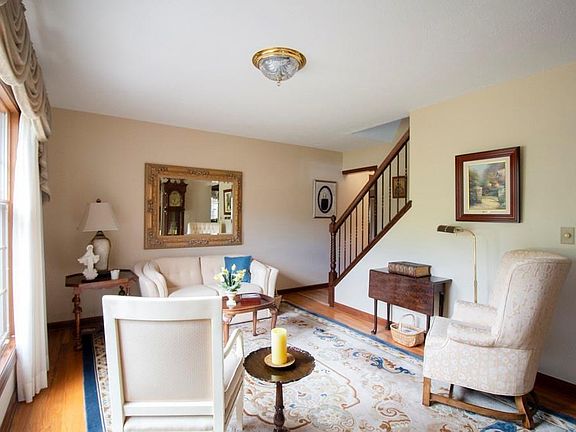 3rd image of 4617 Oakridge Dr