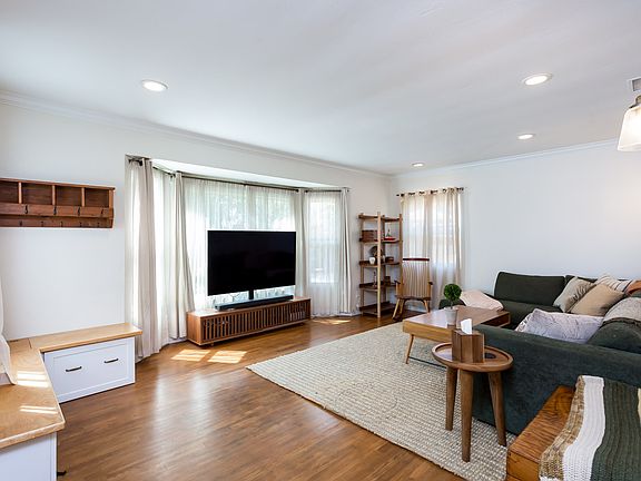 5th image of 3820 Merivale Ave