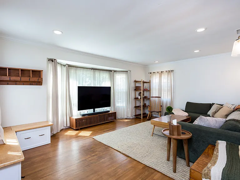 3820 Merivale Ave — Photo 5