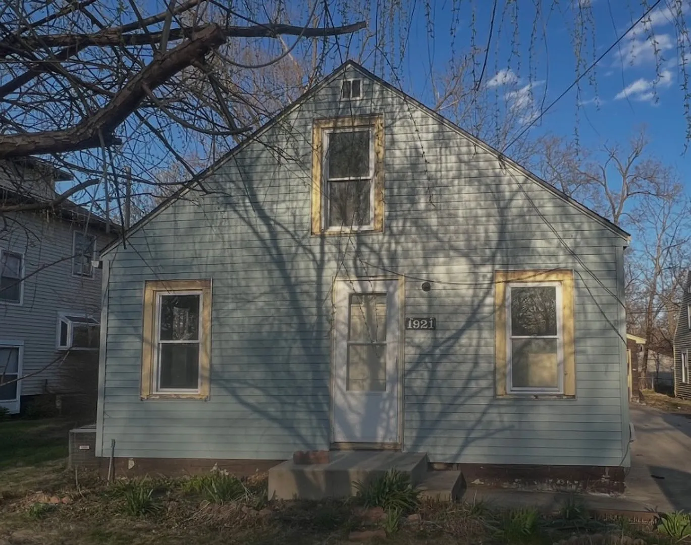 Cozy 4 Bedroom / 1 Bathroom For Rent — Photo 1