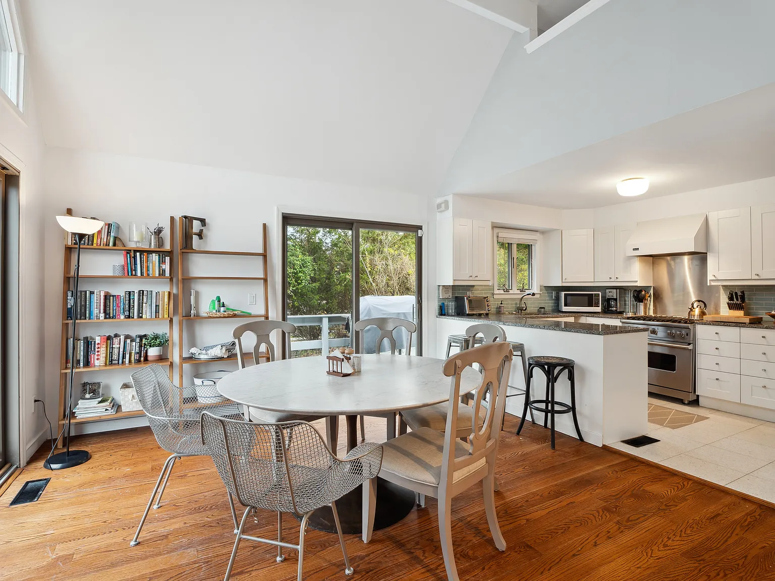 Modern Living At The Beach In The Dunes Of Amagansett — Photo 4