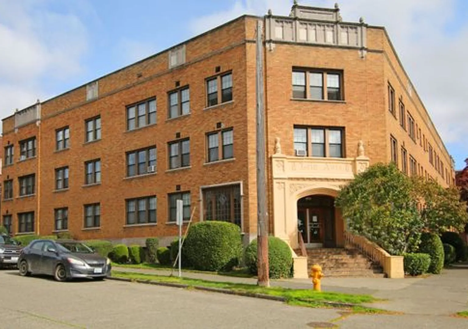 The Lola Apartments — Photo 2