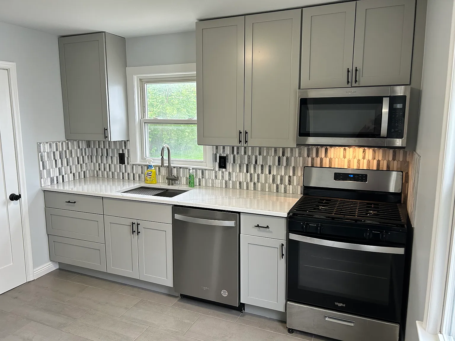 2 bed, 899 sqft, $2,050 — Photo 3