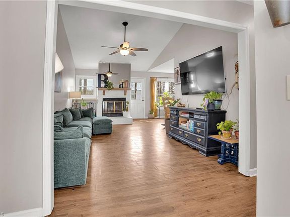 4th image of 966 Chatfield Dr