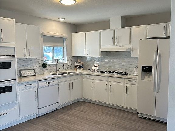 3rd image of 6928 Cobblestone Ave