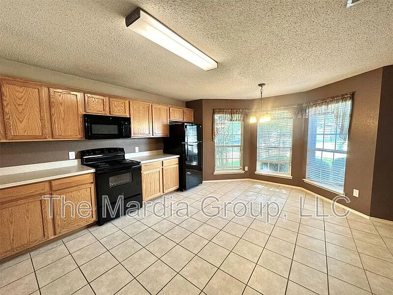 1012 Margaret Dr — Photo 7