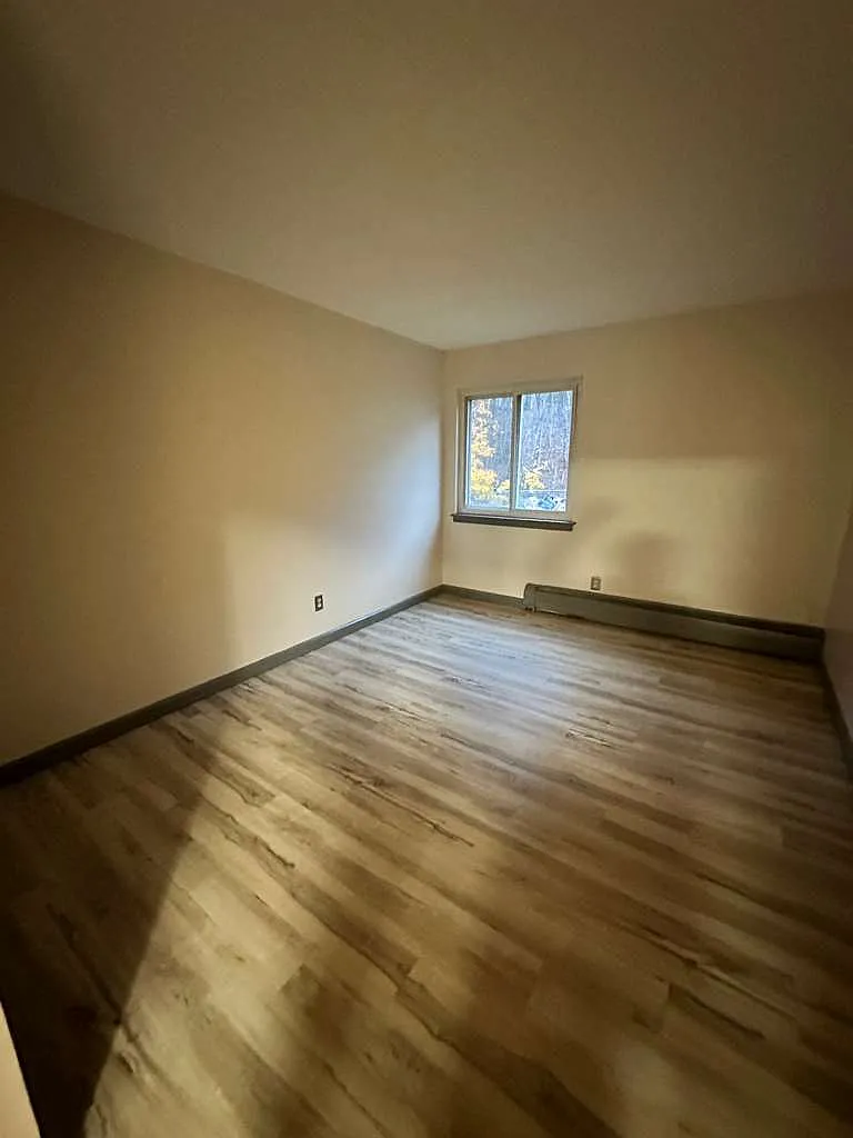 3 bed, $1,900 — Photo 2