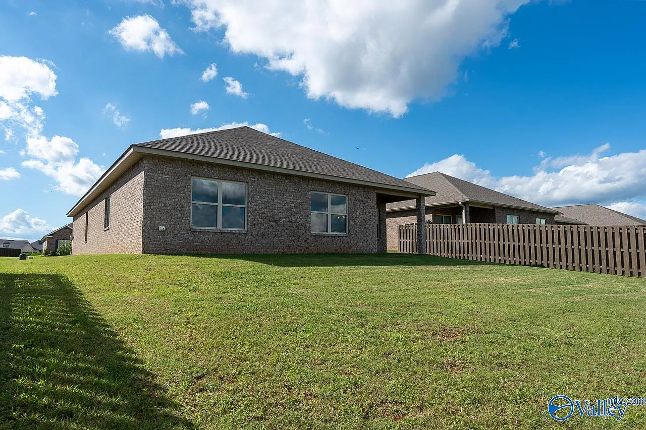 4 bed, 2.0 bath, 1972 sqft, $2,000 — Photo 2