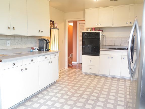 Kitchen w Breakfast Nook