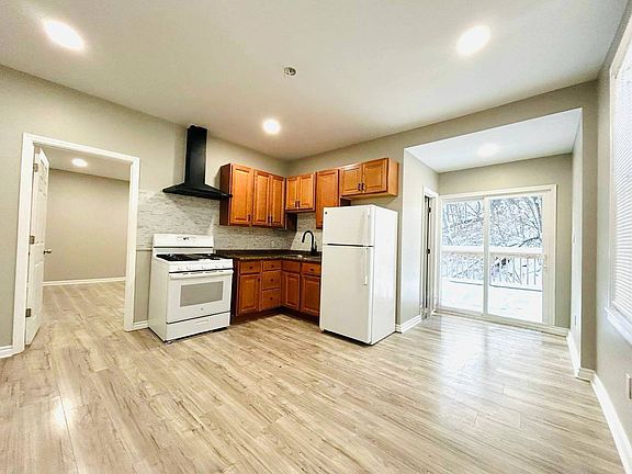 2nd image of 541 Roseland Ave #B