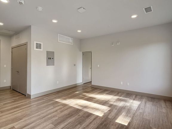 5th image of 4923 King St Unit 200