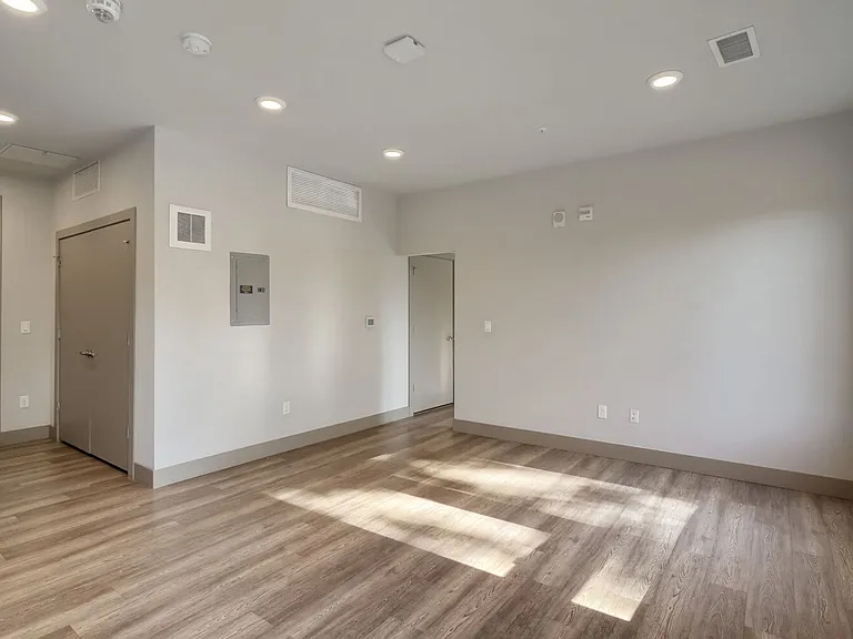 4923 King St — Photo 2