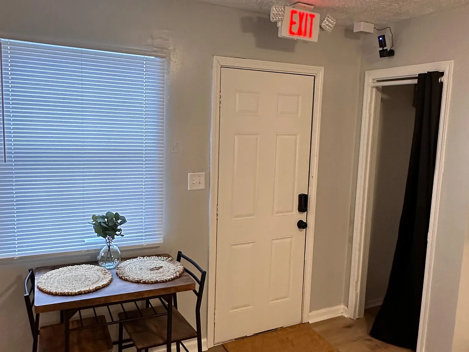 4 bed, 2.0 bath, 1200 sqft, $776 — Photo 3