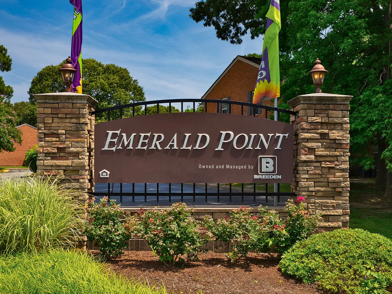 Emerald Point Apartments & Townhomes — Photo 3