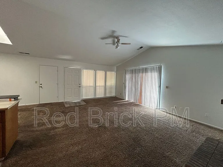 1378 Queens Cir — Photo 5