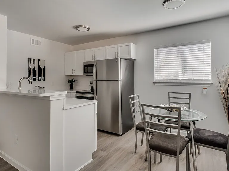5005 San Jacinto — Photo 3