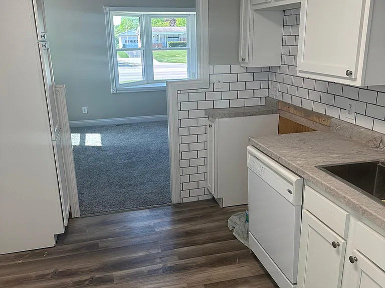 2525 E Dorothy Ln — Photo 4