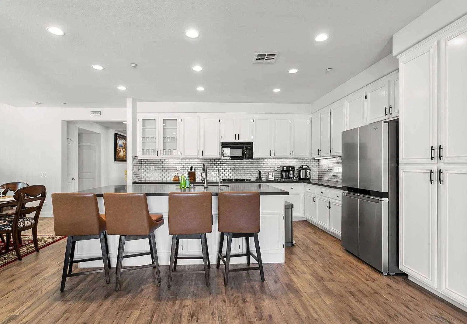 5 bed, 3152 sqft, $6,600 — Photo 3