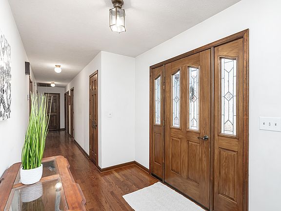 3rd image of 124 Woodview Ct