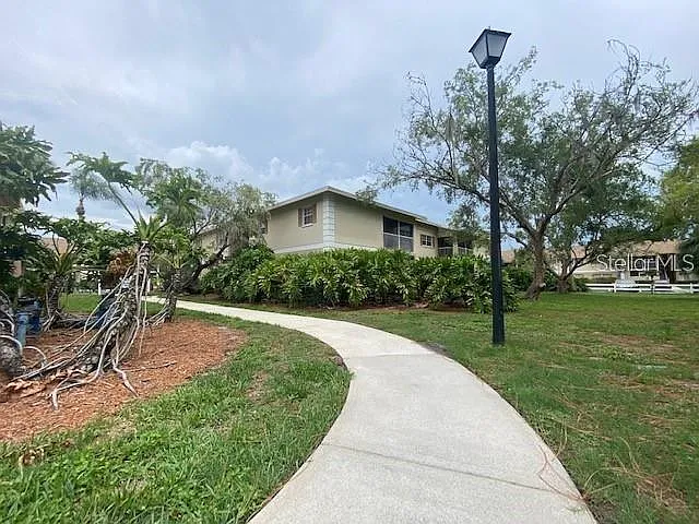 3 bed, 2.0 bath, 914 sqft, $1,549 — Photo 3