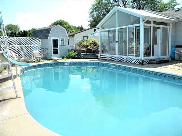 30 Shorecliff Dr, Rochester, NY 14612