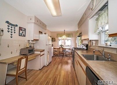 5th image of 25 Gaynor Ave