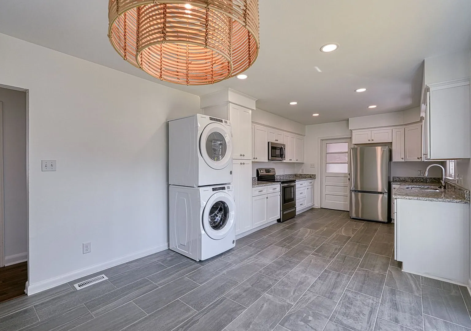 118 1st Ave — Photo 4