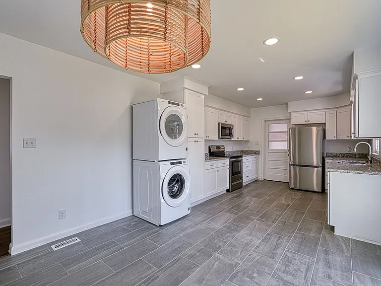 118 1st Ave — Photo 4