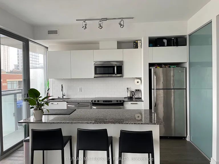 1815 Yonge St #1204 — Photo 1