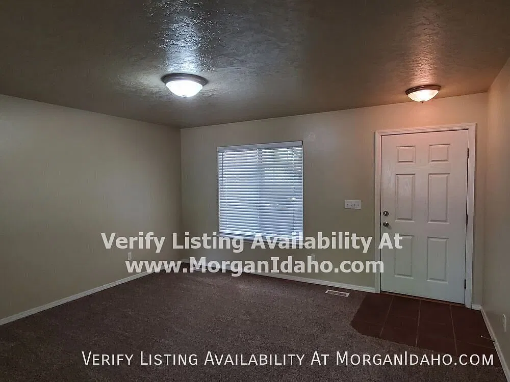 Two living rooms, large yard, optional garden space and more! — Photo 2