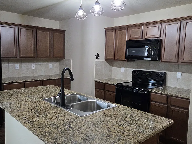 2118 Meadow Park Dr — Photo 8