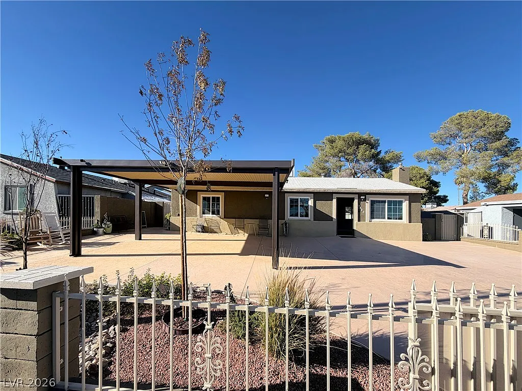 3 bed, 1056 sqft, $2,200 — Photo 3