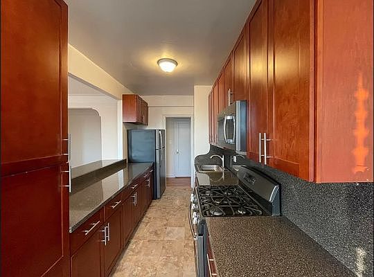 2nd image of 742 Lincoln Pl #6