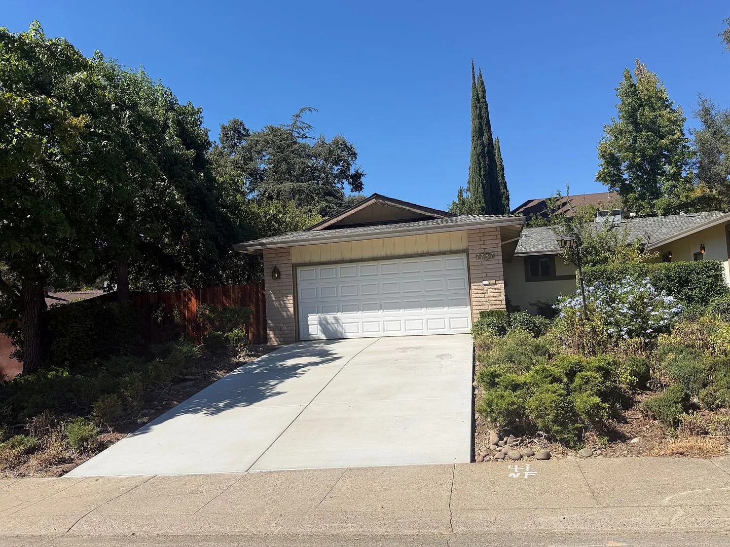 Newly updated 2/1.5 by the river with 2 car garage — Photo 1