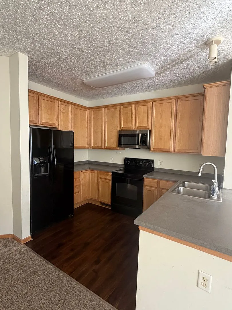 Spacious 2 bedroom townhome available 9/10!! — Photo 3