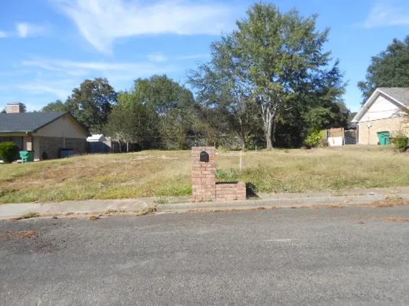 1906 Castlegate Dr, Henderson, TX 75654